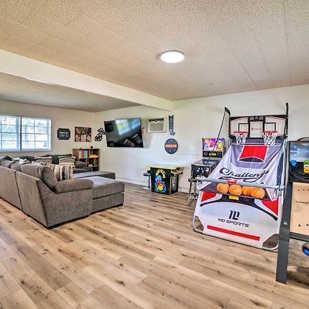 Spacious Riverside Home With Game Room And Yard Exterior foto